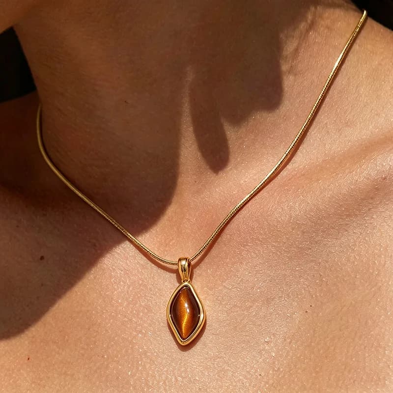 Collier pendentif en acier inoxydable avec pierre brune