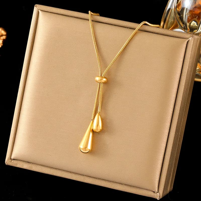Collier long avec pendentif rond noir