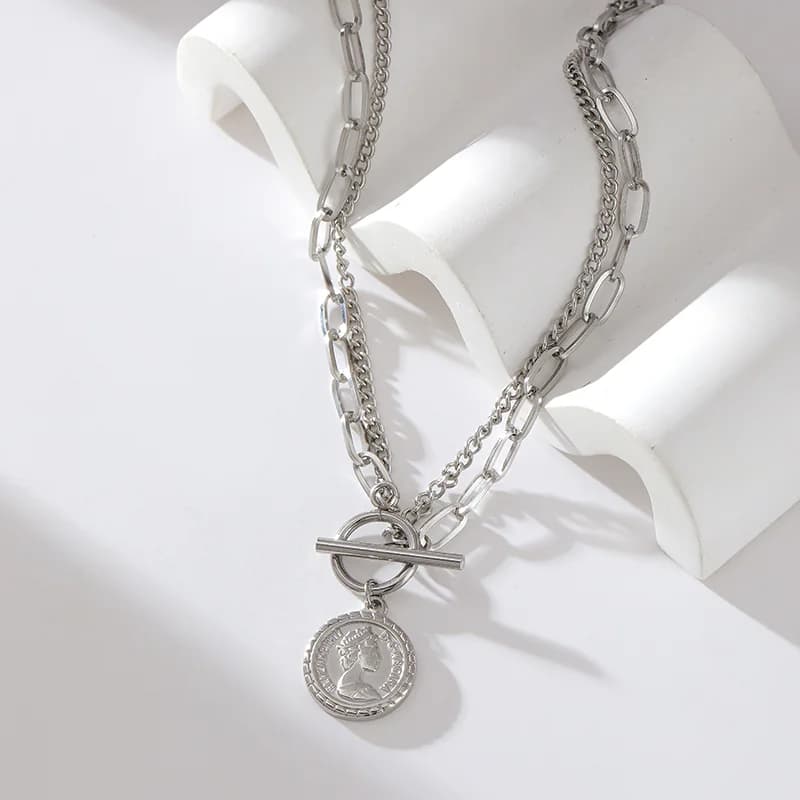 Collier pendentif pièce de monnaie portrait, ton argenté