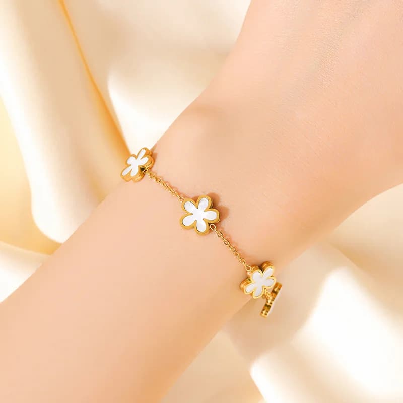 Parure de bijoux pétales de fleur blancs, couleur or