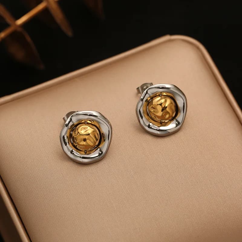 Petites boucles d'oreilles clou couleur or