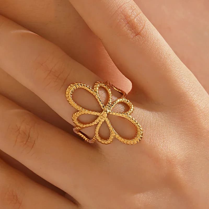 Bague ajustable en acier inoxydable à motif fleur ajourée