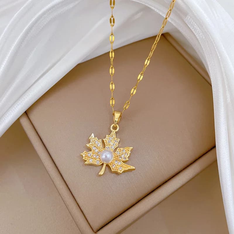 Collier pendentif feuille d'érable en perles plaqué or