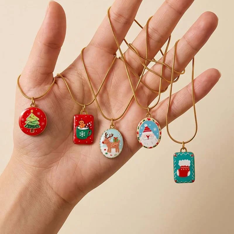 Collier pendentif bonhomme de neige et arbre dessin animé