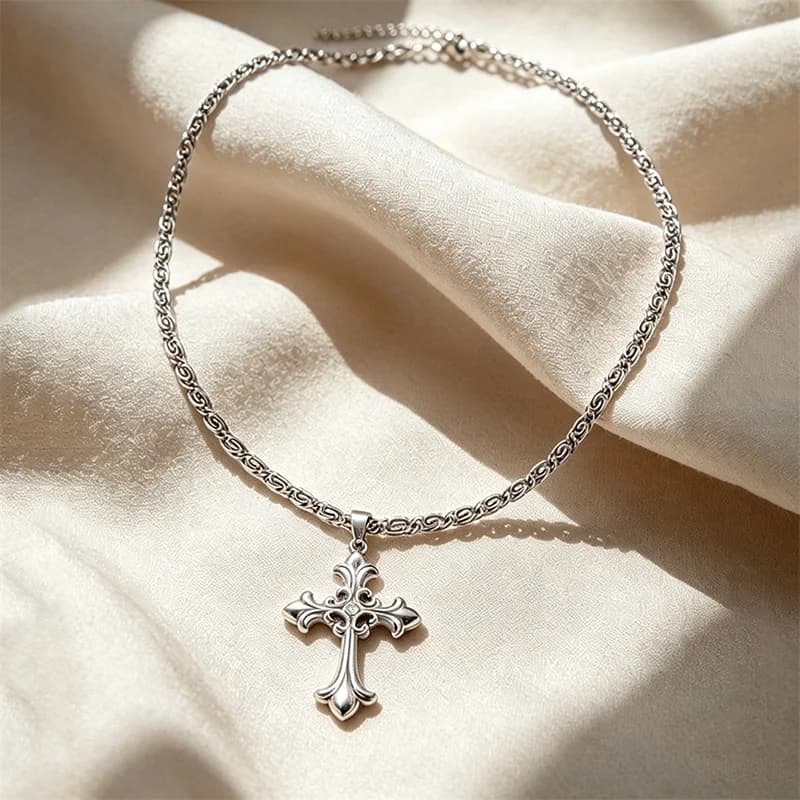 Collier pendentif croix en métal