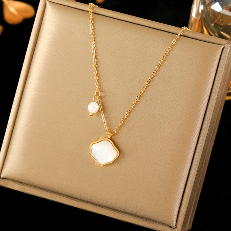 Collier à double chaîne avec pendentifs étoile de mer et coquillage, doré