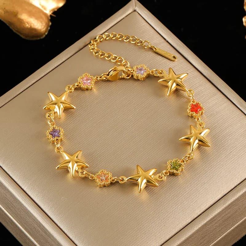 Bracelet charms doré avec multiples breloques