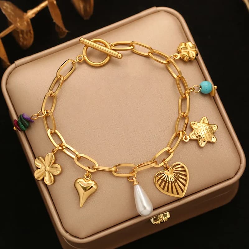 Bracelet charms doré avec multiples breloques