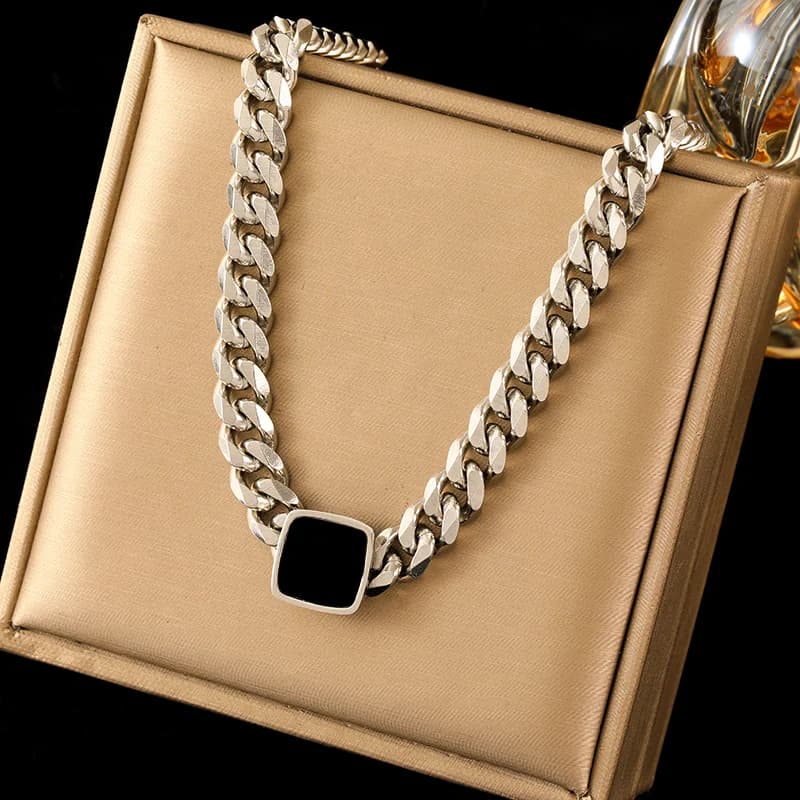 Collier Chaîne Épaisse avec Pendentif Pierre Géométrique