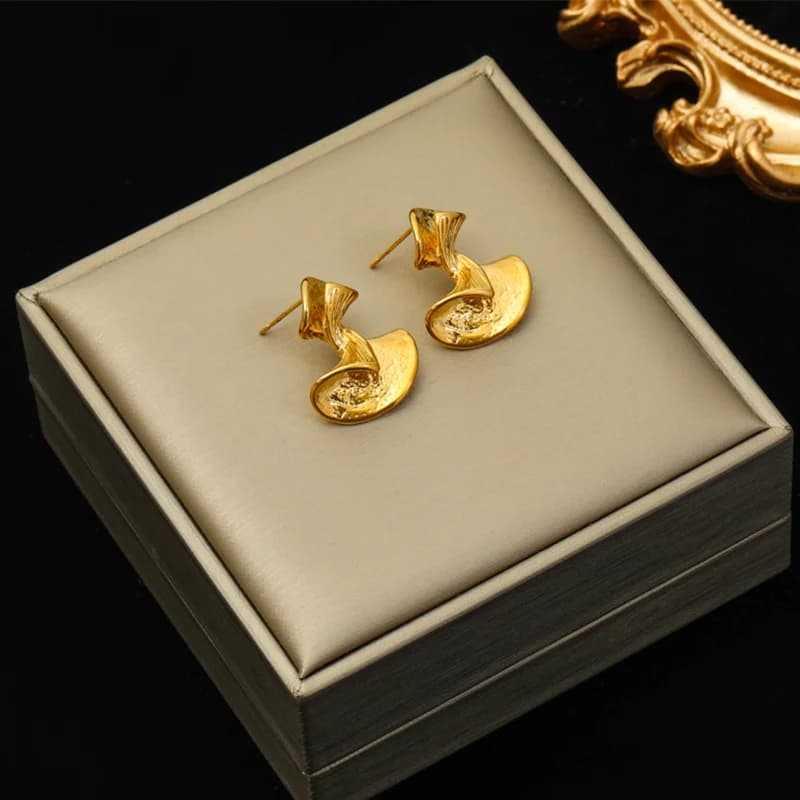 Petites boucles d'oreilles clou couleur or