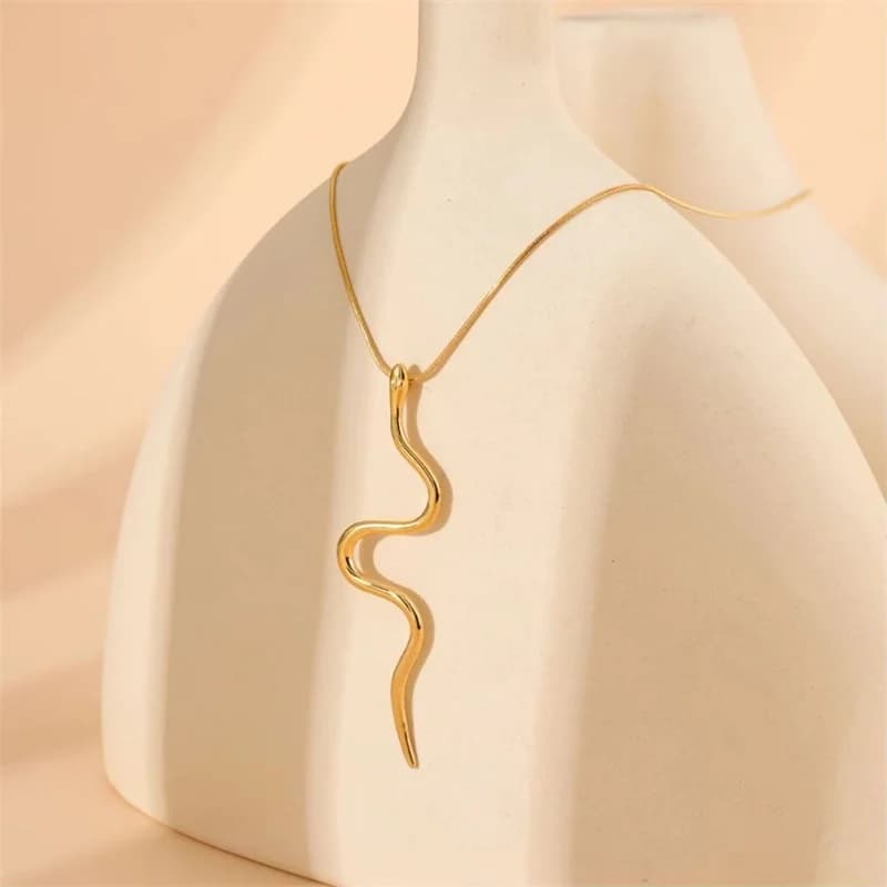 Collier pendentif long en zircons blancs