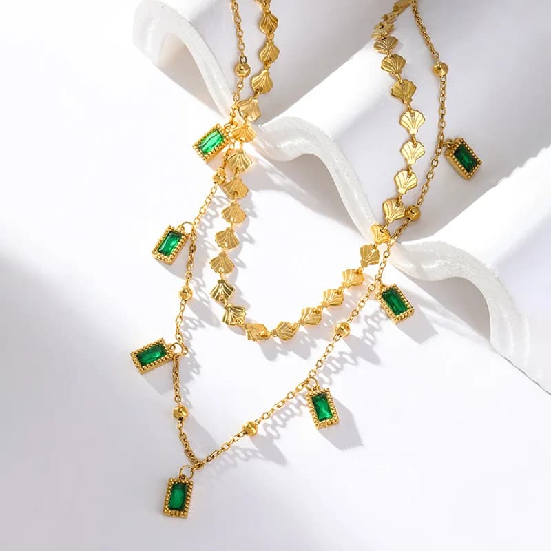 Collier à deux rangs avec cristal vert carré