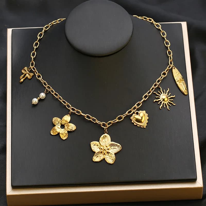 Collier pendentif fleur couleur or