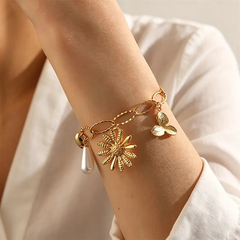 Bracelet chevron perles et fleurs, plaqué or 18K