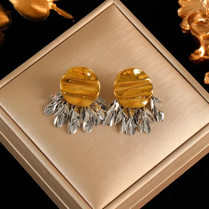 Boucles d'Oreilles Pendantes Feuilles Métalliques avec Pompons, Placage PVD 18K