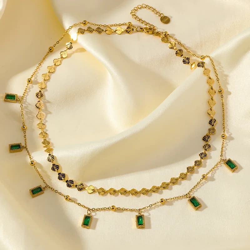 Collier à deux rangs avec cristal vert carré