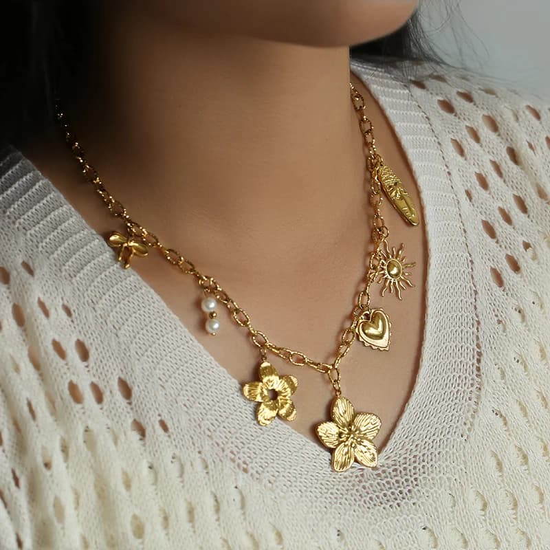 Collier pendentif fleur couleur or