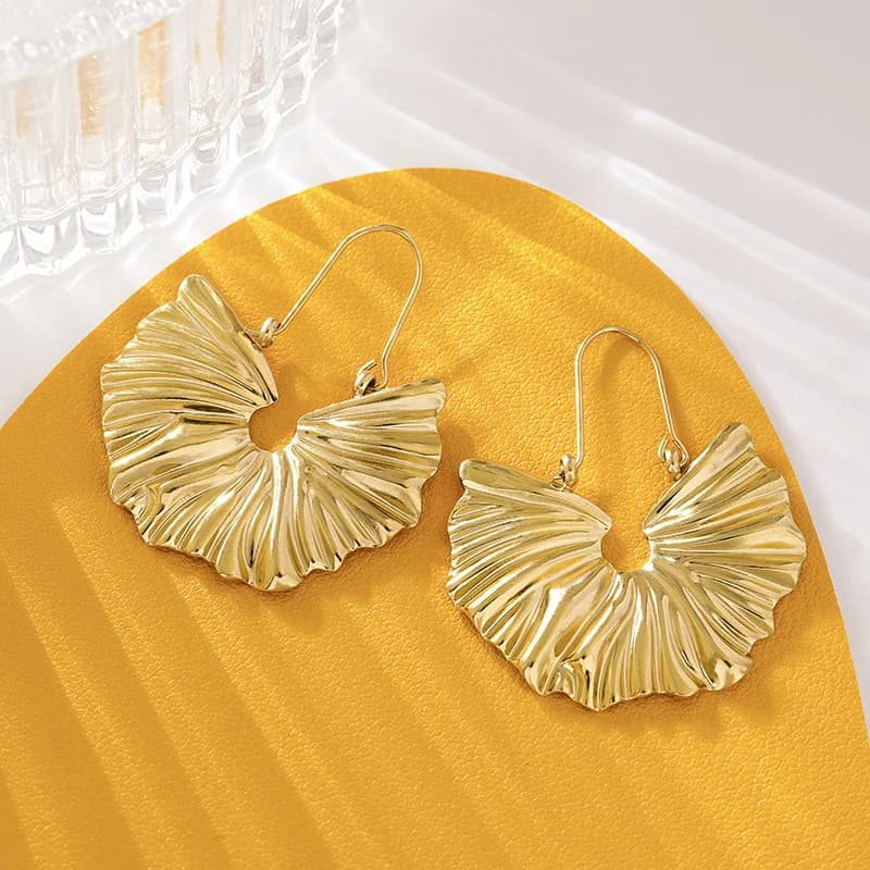 Boucles d'oreilles pendantes dorées Ginkgo Fleurs