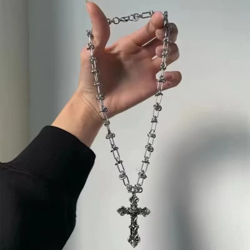 Collier pendentif croix en métal
