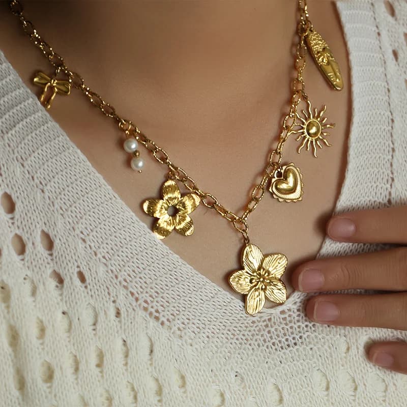 Collier pendentif fleur couleur or