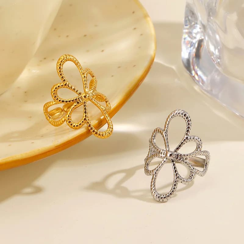 Bague ajustable en acier inoxydable à motif fleur ajourée