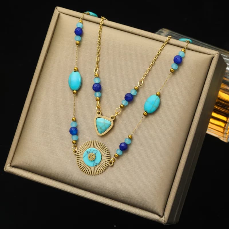 Collier multi-couches pendentif pièce géométrique et pierre