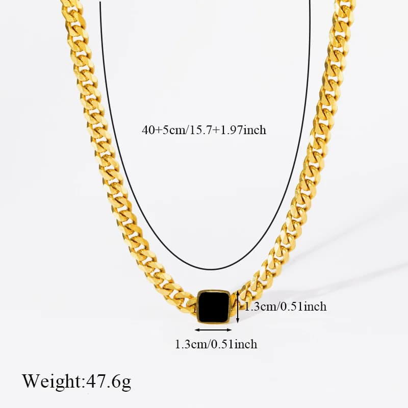 Collier en pierre noire carrée finition dorée