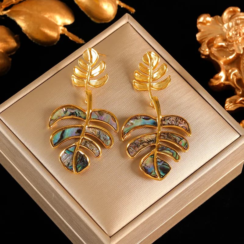 Boucles d'Oreilles Pendantes Feuilles Métalliques avec Pompons, Placage PVD 18K