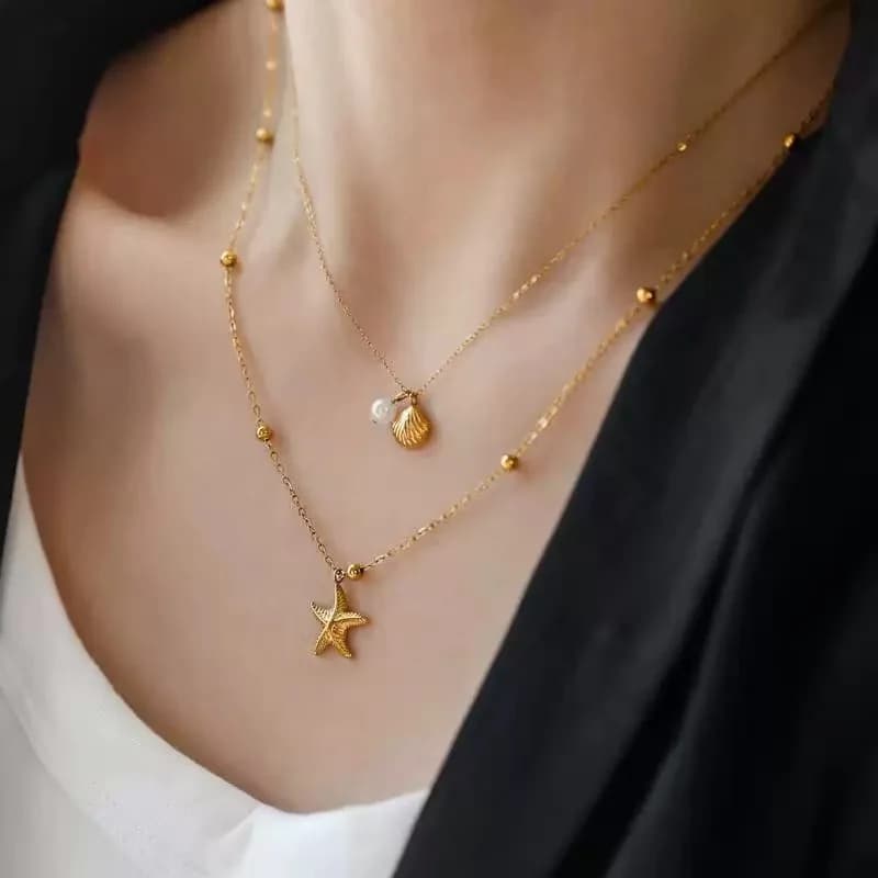 Collier à double chaîne avec pendentifs étoile de mer et coquillage, doré