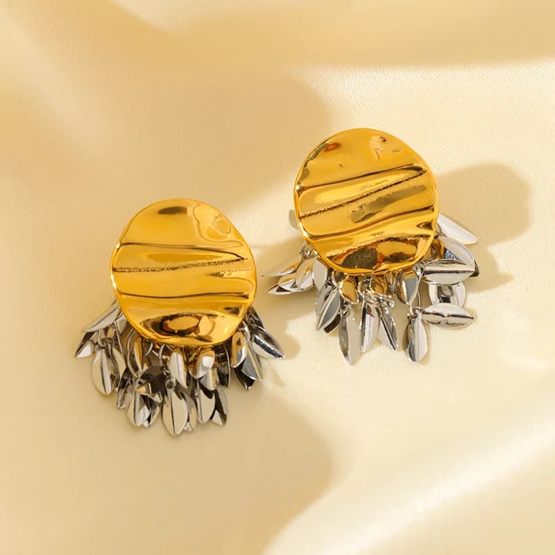 Boucles d'Oreilles Pendantes Feuilles Métalliques avec Pompons, Placage PVD 18K