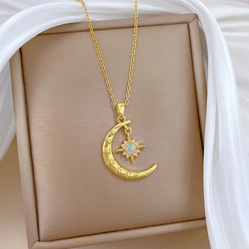 Collier pendentif feuille d'érable en perles plaqué or