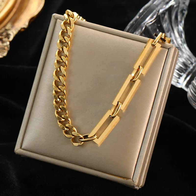 Collier ras de cou chaîne maillons larges, couleur or
