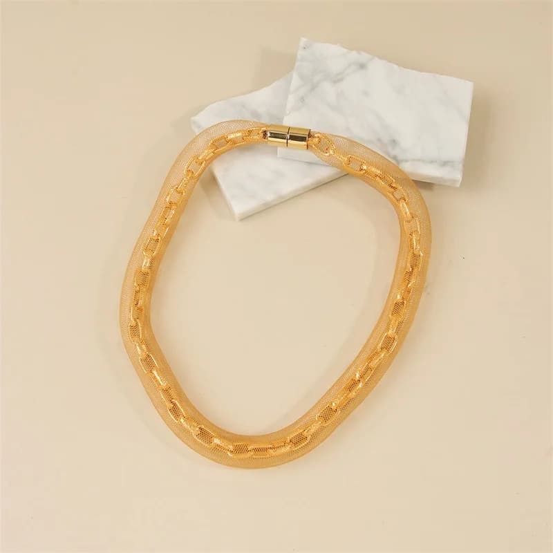 Collier Chaîne en Tulle avec Fermoir Magnétique