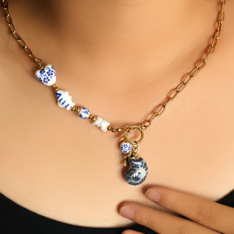 Collier pendentif céladon poisson conque