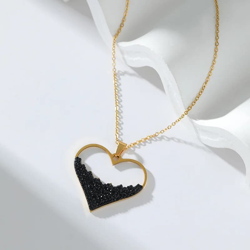 Collier pendentif cœur noir scintillant