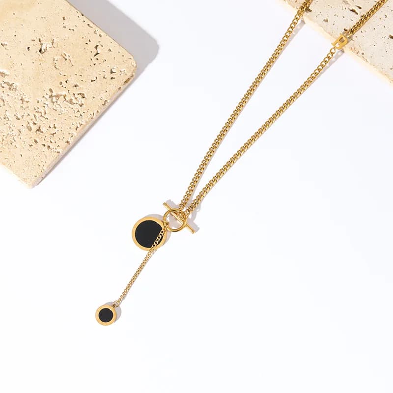 Collier long avec pendentif rond noir