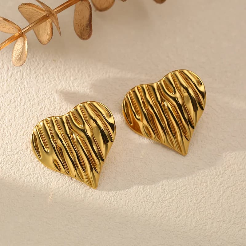 Boucles d'oreilles clous grandes cœurs dorés, 1 paire