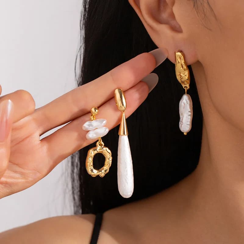 Boucles d'oreilles pendantes à perles irrégulières et pompons