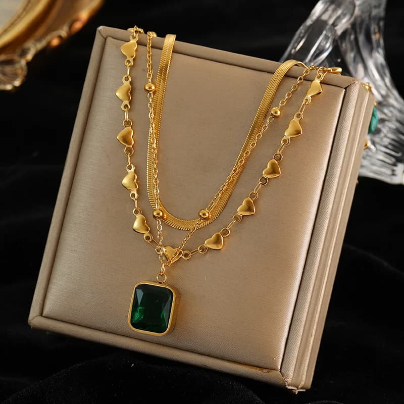 Collier multi-couches pendentif pièce géométrique et pierre