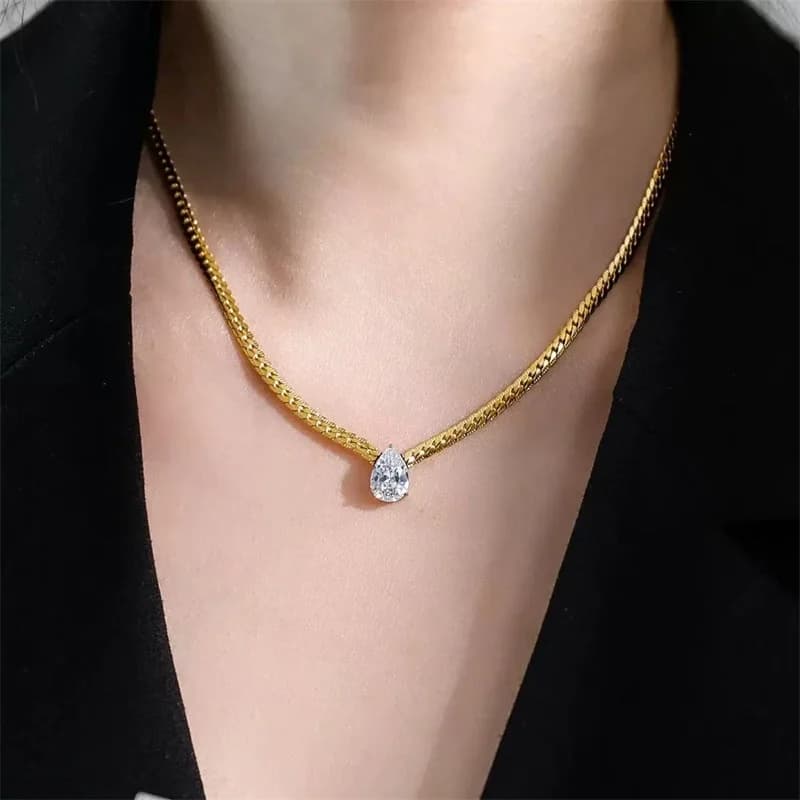 Collier en acier inoxydable 316L plaqué or avec pendentif goutte d'eau et zircons cubiques