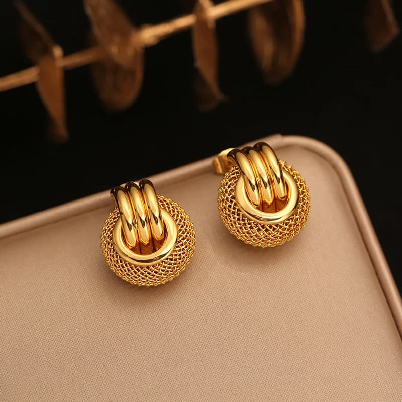 Petites boucles d'oreilles clou couleur or