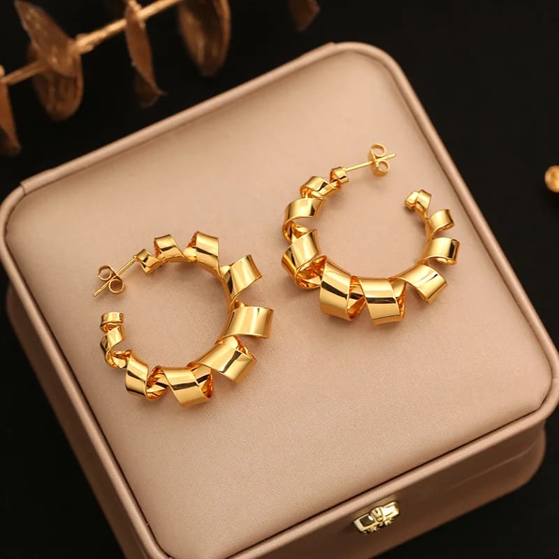 Petites boucles d'oreilles clou couleur or