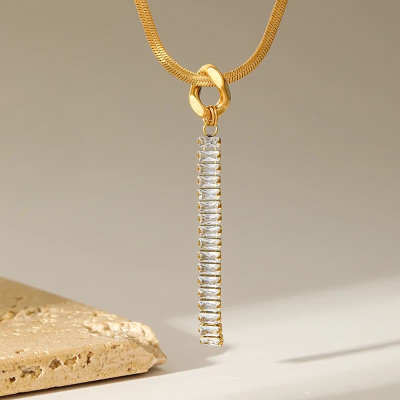Collier pendentif long en zircons blancs