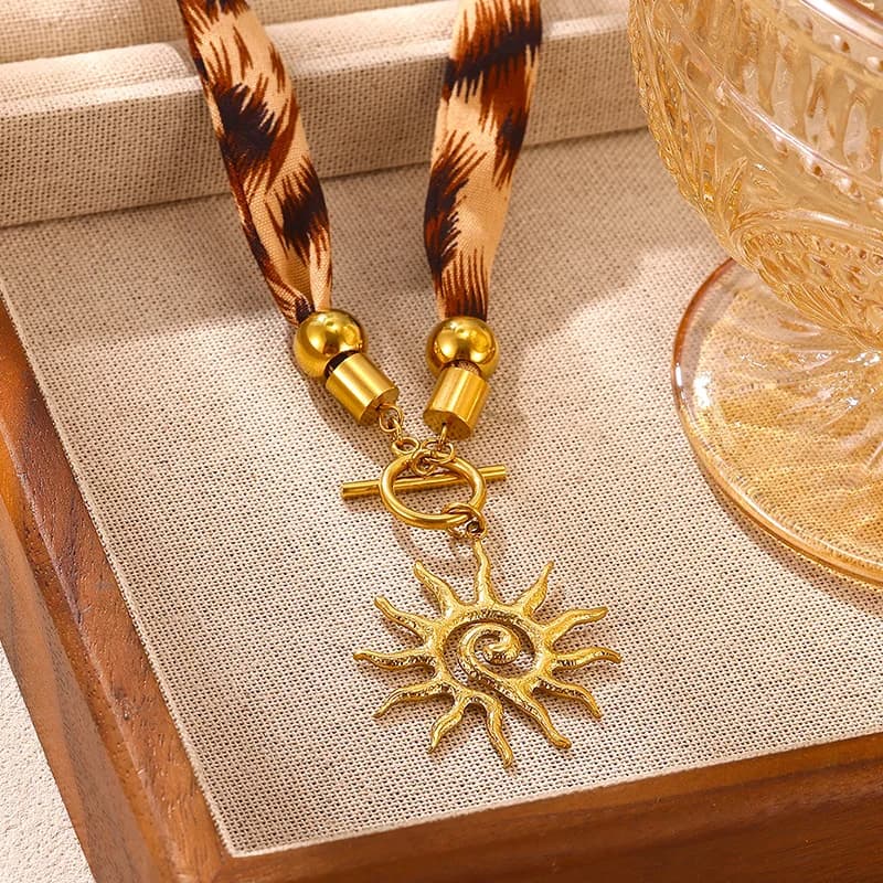 Collier pendentif soleil vintage avec foulard