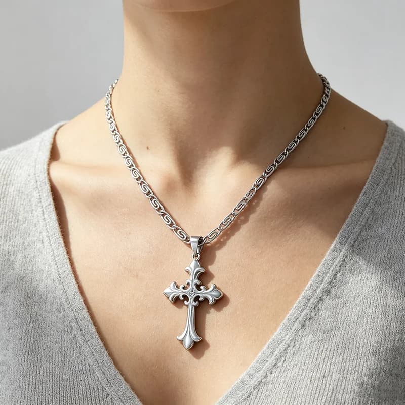 Collier pendentif croix en métal