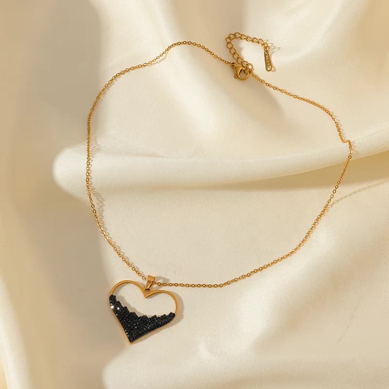 Collier pendentif cœur noir scintillant