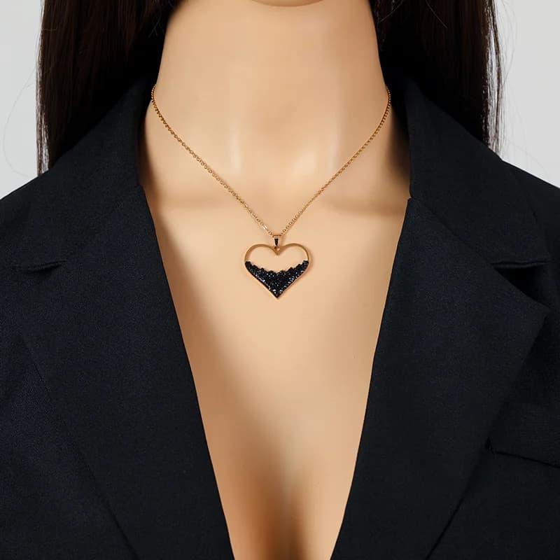 Collier pendentif cœur noir scintillant