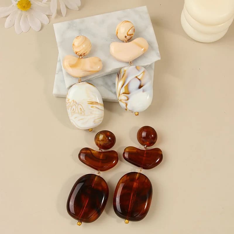 Boucles d'oreilles pendantes vintage en résine