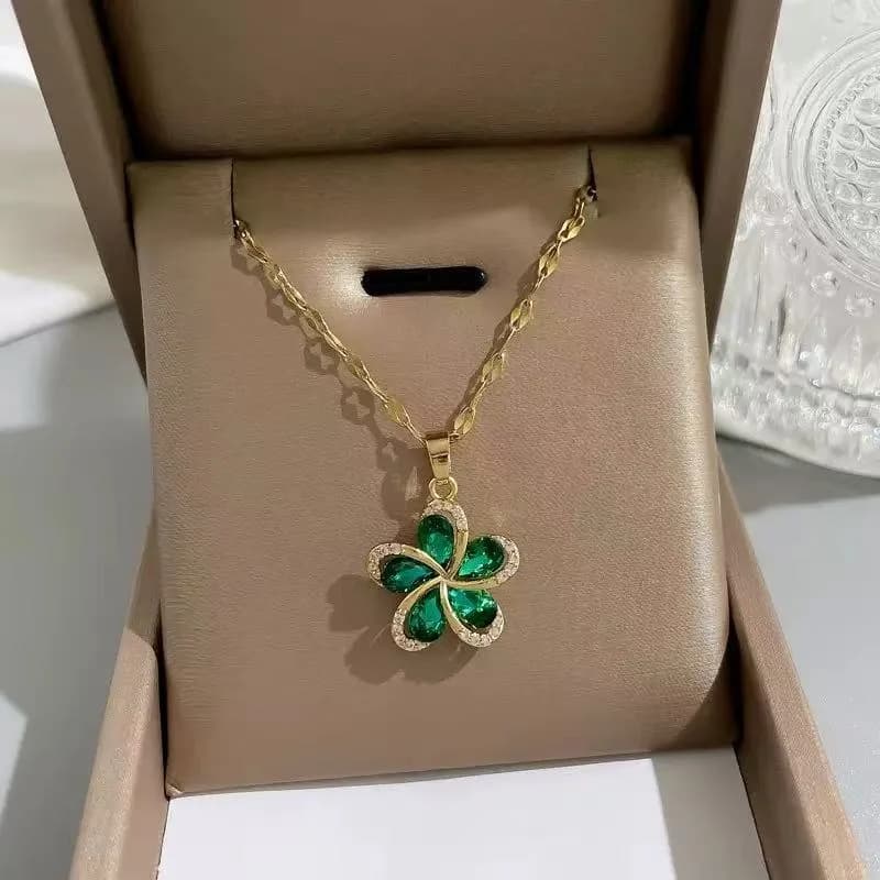 Collier pendentif feuille d'érable en perles plaqué or