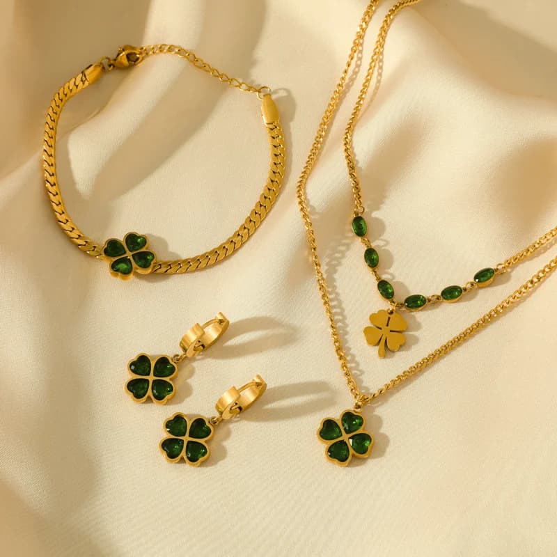 Parure trèfle vert zircon : collier, bracelet et boucles d'oreilles